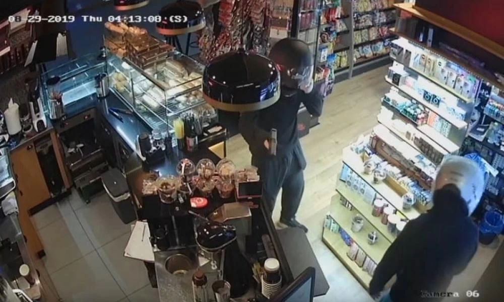 Χανιά: Kαρέ καρέ η εισβολή "αετονύχηδων" σε μίνι μάρκετ της περιοχής